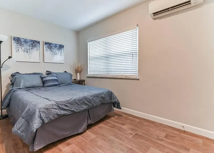 Lovely 1 Bedroom Steps From The Beach