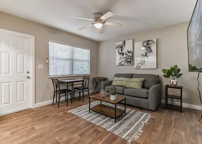 Lovely 1 Bedroom Steps From The Beach