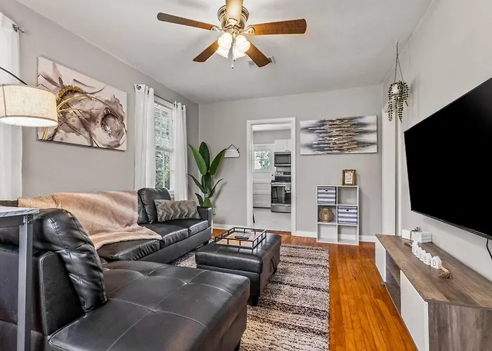East Hill Manor With 2 Kitchens Near Beach & Downtwn