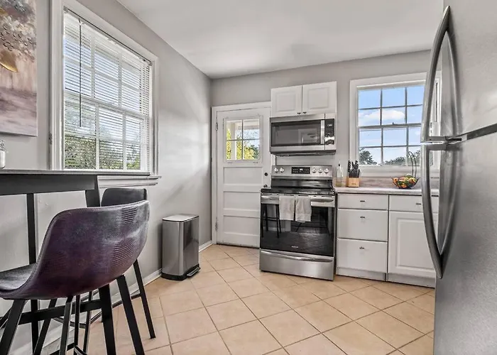 East Hill Retreat Near Beaches & Downtown