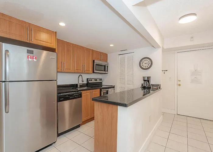 Amazing Condo 5 Minute Walk To The Beach!