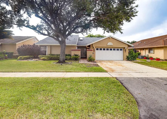 Riverfront Backyard & Grill: Sunrise Family Home