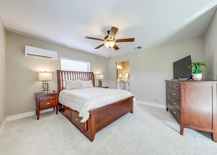 Riverfront Backyard & Grill: Sunrise Family Home