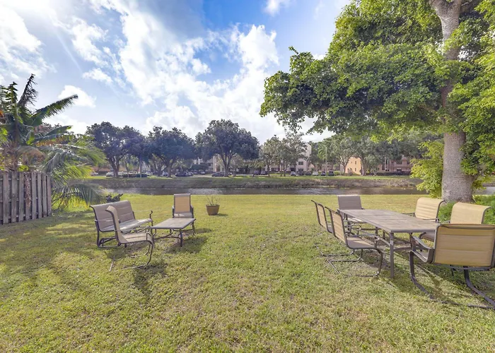 Riverfront Backyard & Grill: Sunrise Family Home