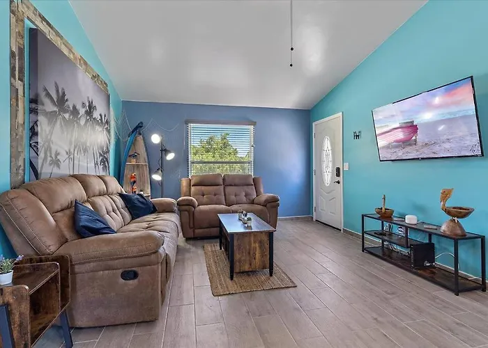 Renovated, Cozy 2 Bedroom