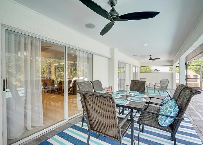 Family Oasis! Heated Salt Water Pool -Renovated-Great Central Location-Beach Gear-Free Bikes!