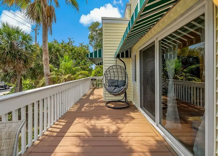 Longboat Key Beach House Beauty With Peek-A-Views