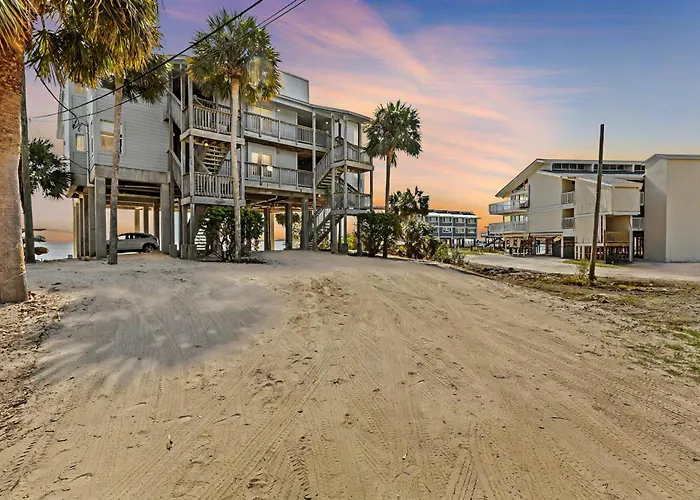 Walkable Beachfront Retreat On Cedar Key!