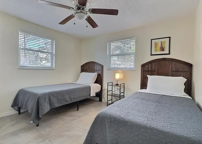 Updated Unit With Easy Beach Access On Siesta Key