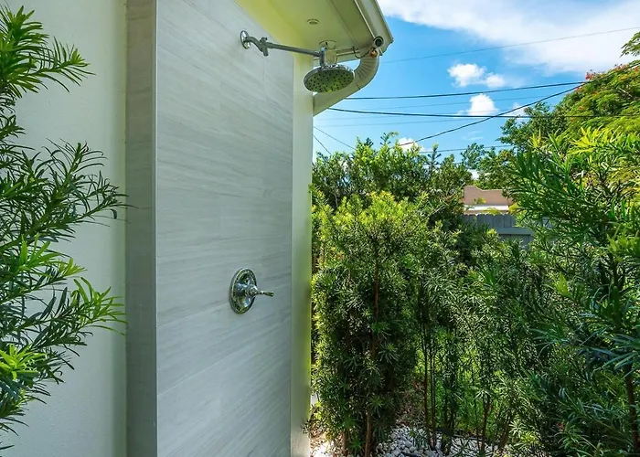 Renovated 2Br Home - Hot Tub, Gym & Beach Nearby