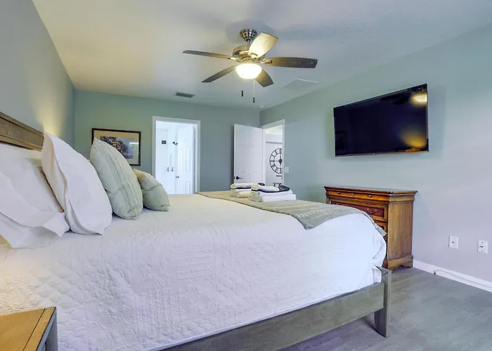 Close To Family Park: Home W/ Screened Lanai!