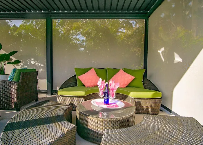 Beach Cottage With Heated Pool Just Off Siesta Key