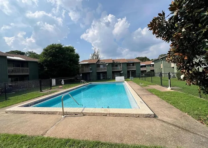Modern 2 Bedroom Townhome Minutes From The Beach!!
