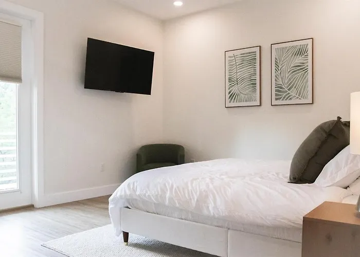Sleeps 30, Movie Theater, Unique Pool, Golf Cart