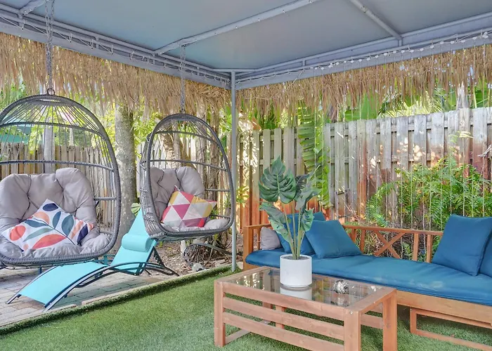 Kiki 3 - Men'S Clothing Optional Guest Houses