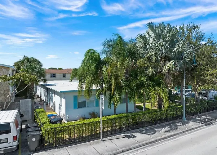 Lake Worth Getaway- Cozy Studio - Pool