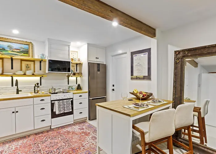 The Lilly- Enchanting Downtown Studio