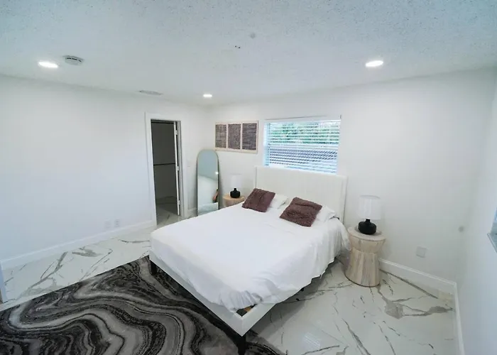 Newly Renovated Coconut Creek Home With Pool And Billiards