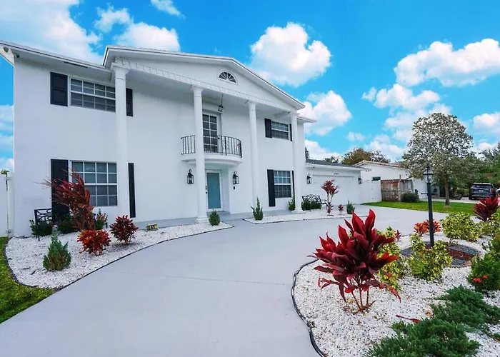 Newly Renovated Coconut Creek Home With Pool And Billiards