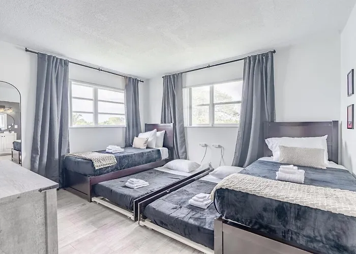 Modern Chic Getaway - Sleeps 11 - Palmwavestays