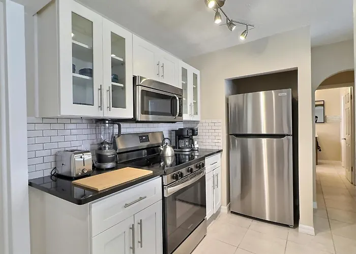 Spacious Renovated 1 Bedroom Siesta Key Beachside Vacation Rental Getaway