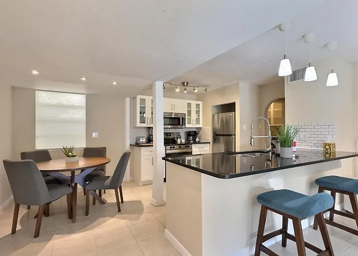 Spacious Renovated 1 Bedroom Siesta Key Beachside Vacation Rental Getaway