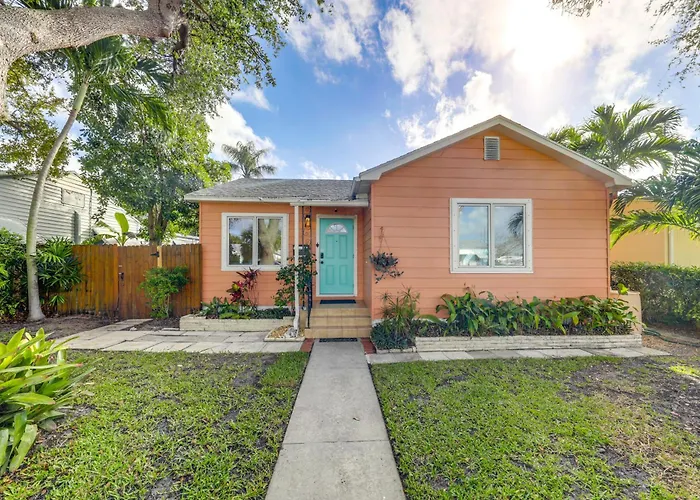 Historic Cottage: Hot Tub & Fully Fenced Backyard