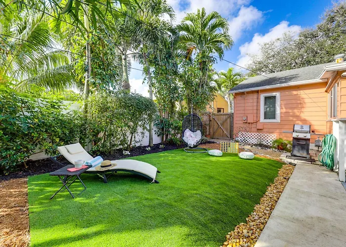 Historic Cottage: Hot Tub & Fully Fenced Backyard