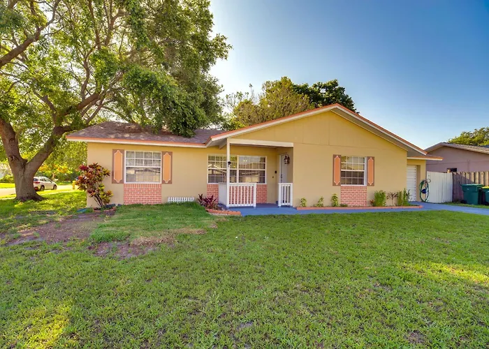 7 Mi To Satellite Beach: Melbourne Home W/ Yard