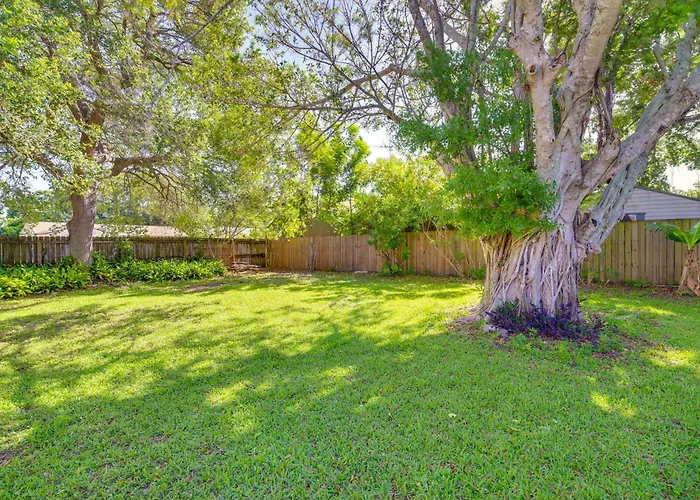 7 Mi To Satellite Beach: Melbourne Home W/ Yard