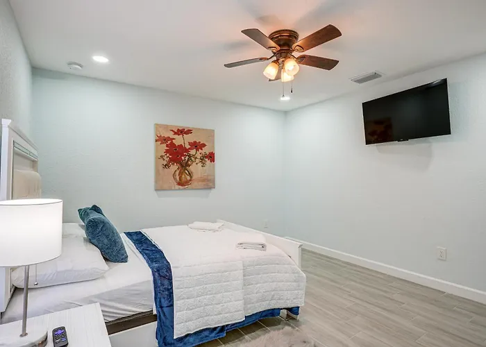 Vibrant Tampa Home: Perfect For Long Stays!