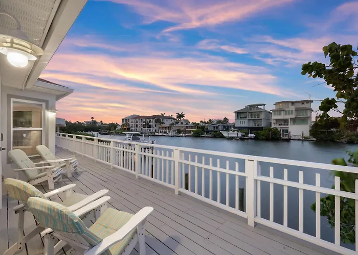 Beach Dayz, Walk To Beach, Restaurants, Boat Dock And More
