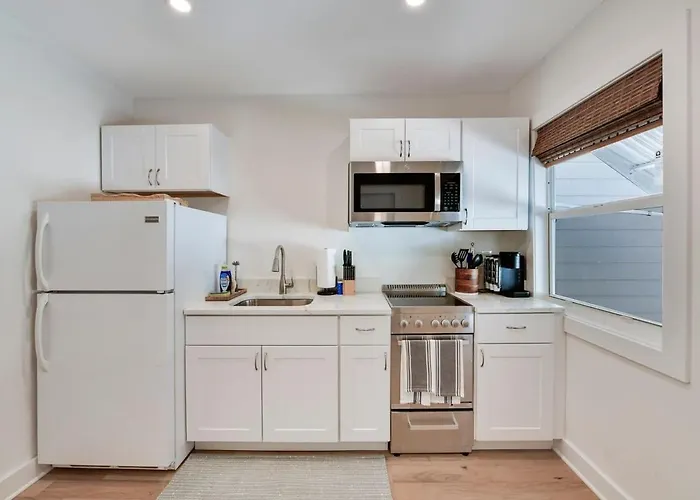 Updated Cottage On Pine Ave