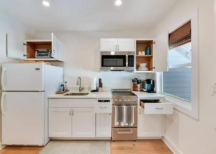 Updated Cottage On Pine Ave