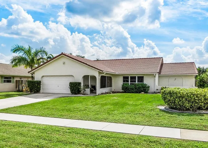 Bright And Comfy 5 Star Location With A Heated Pool