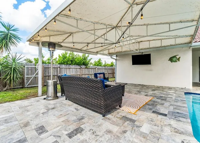 Bright And Comfy 5 Star Location With A Heated Pool
