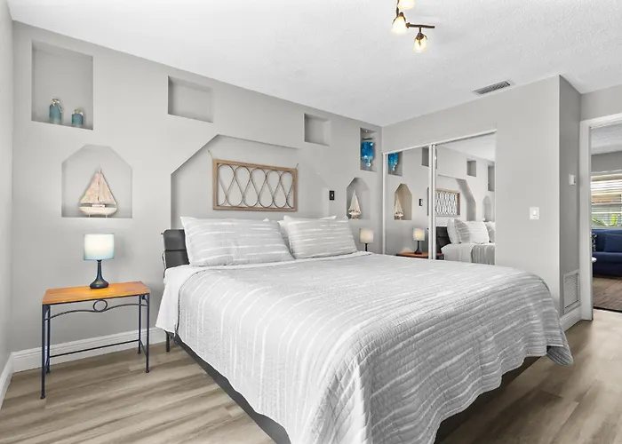 Spanish Villa Suite 52 - Damage Free & Across The Street From White Sand Beaches Of Indian Rocks Beach!