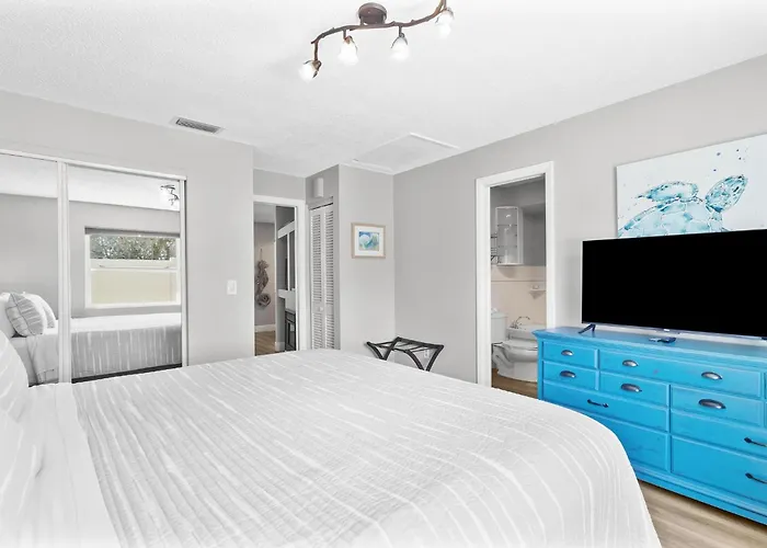 Spanish Villa Suite 52 - Damage Free & Across The Street From White Sand Beaches Of Indian Rocks Beach!