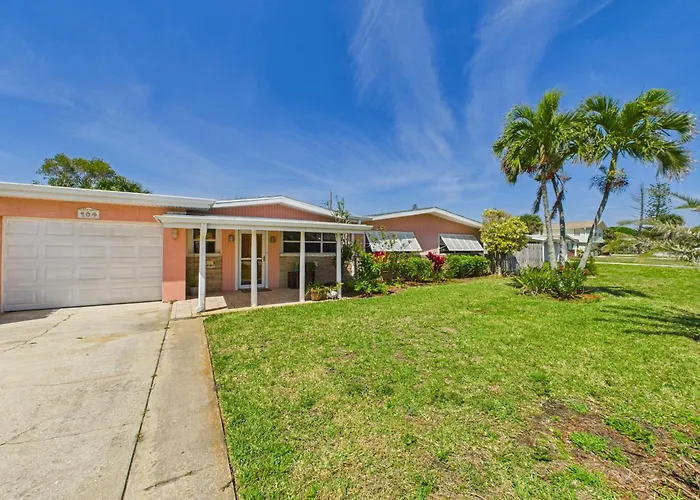 Pet-Friendly 3Br Coastal Retreat Walk To Beach