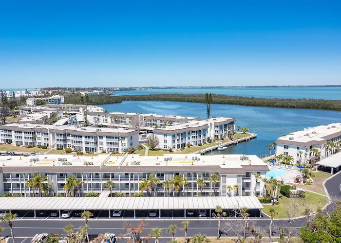 Waterfront 2-Bedroom Retreat In Longboat Key