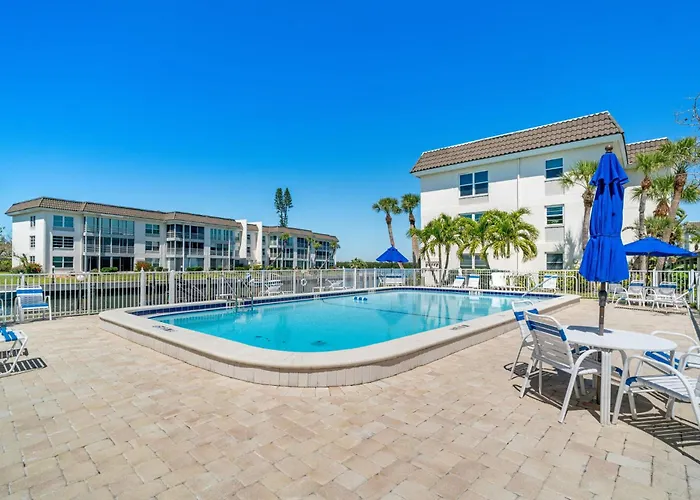 Waterfront 2-Bedroom Retreat In Longboat Key