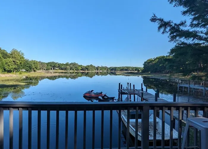 Cozy Lakeside Retreat