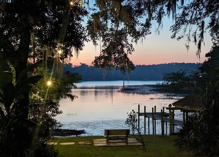Cozy Lakeside Retreat