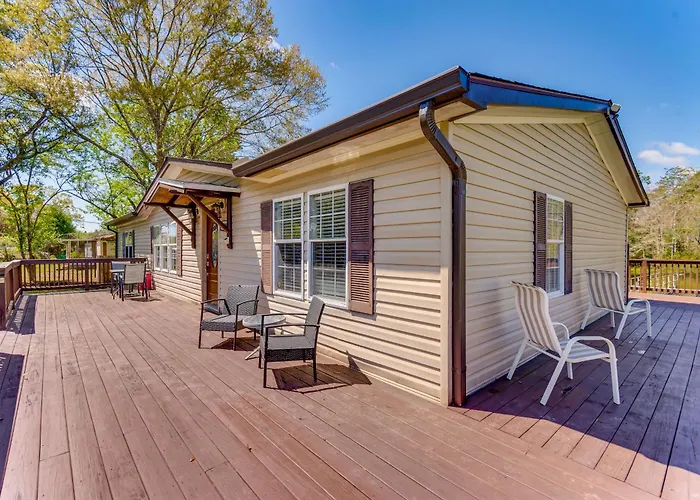 Fire Pit & On-Site Fishing! Pensacola Family Home