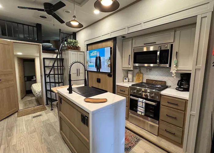 Spacious Four Room Glamping Rv With Tiki Bar Including Golf Cart