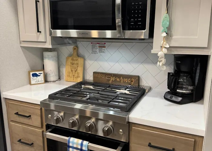 Spacious Four Room Glamping Rv With Tiki Bar Including Golf Cart