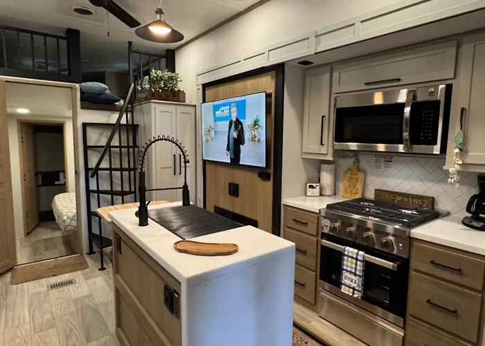 Spacious Four Room Glamping Rv With Tiki Bar Including Golf Cart