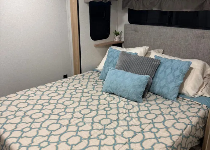 Spacious Four Room Glamping Rv With Tiki Bar Including Golf Cart
