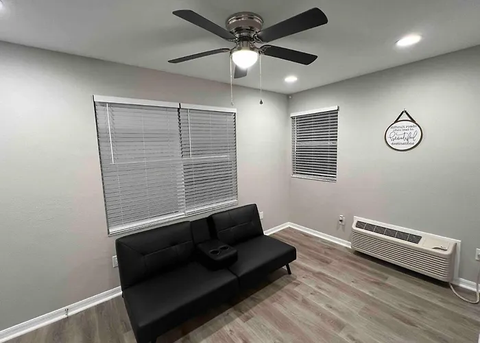Get Cozy In This Renovated Home By The Villages