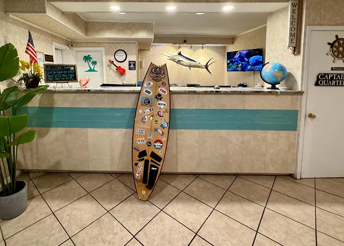 Hole Inn The Wall Hotel - Fort Walton Beach - Sunset Plaza - Nearby Beaches & Hurlburt
